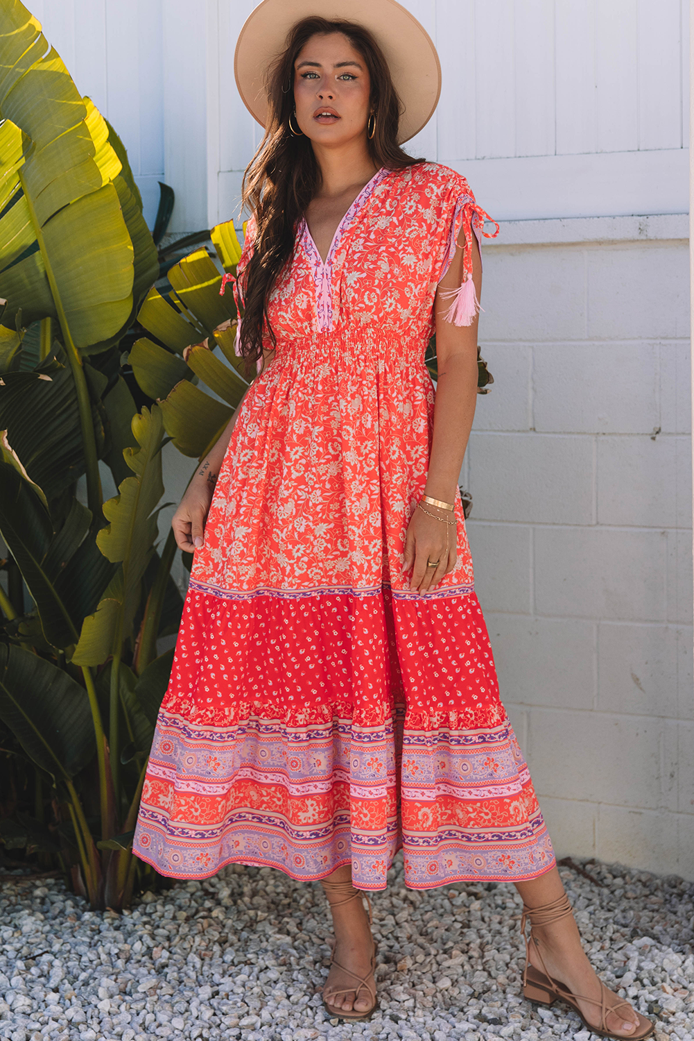 Robe midi rouge à fleurs, manches nouées, bas volanté