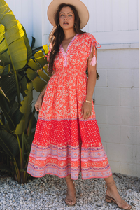 Robe midi rouge à fleurs, manches nouées, bas volanté