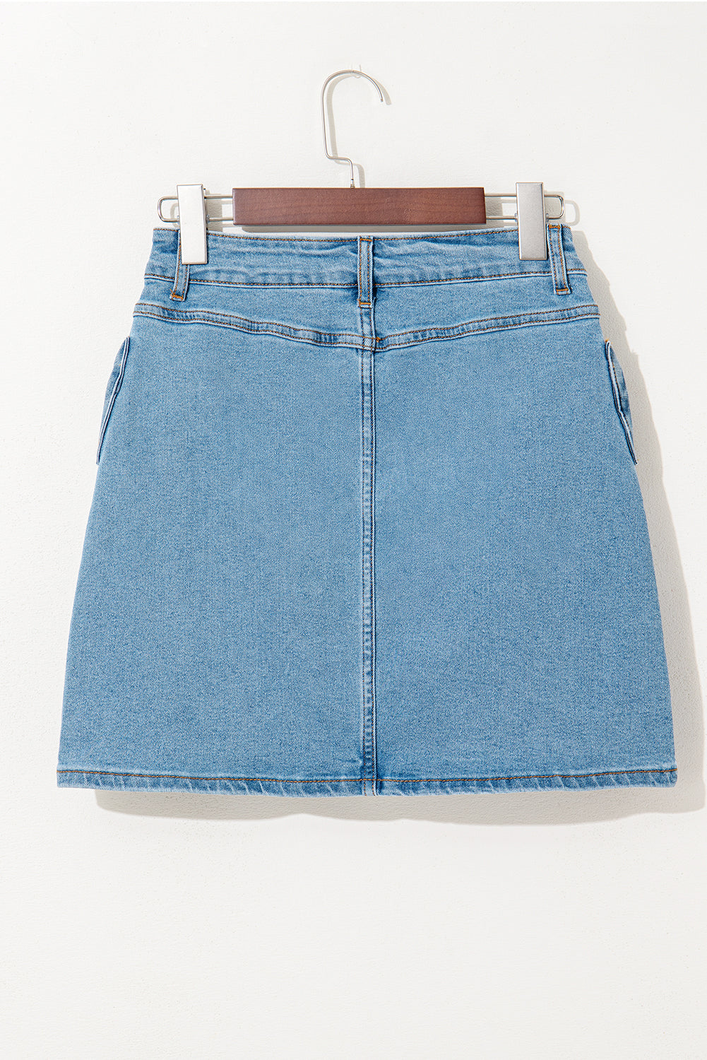Jupe en jean bleu clair taille haute, coupe évasée, vue de face sur cintre