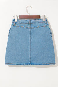 Jupe en jean bleu clair taille haute, coupe évasée, vue de face sur cintre