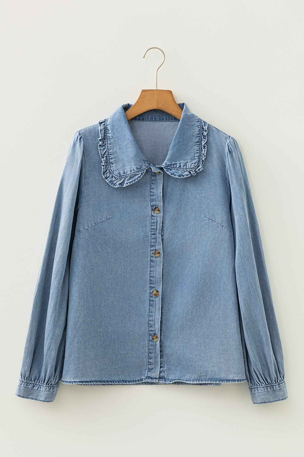 Chemise en jean bleue à col volanté, patte boutonnée, poignets froncés