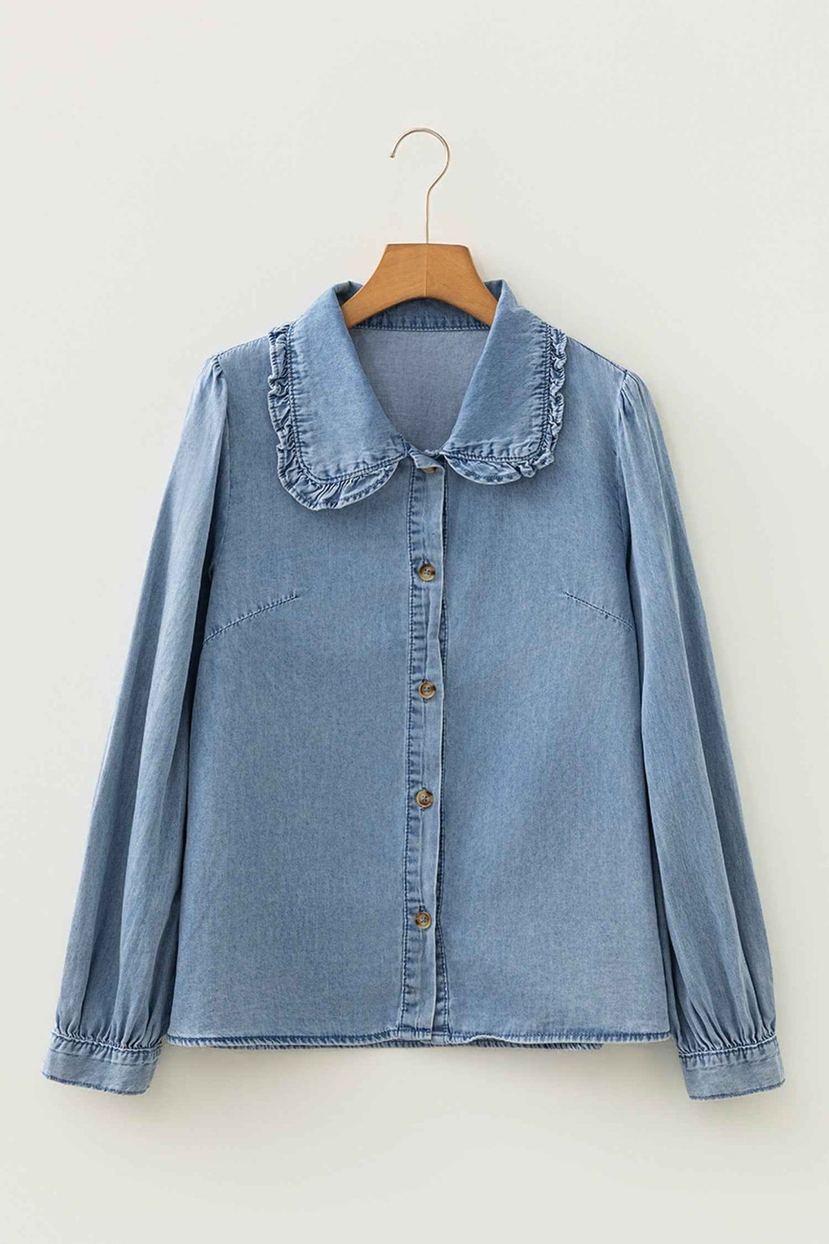 Chemise en jean bleue à col volanté, patte boutonnée, poignets froncés