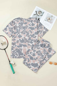 Ensemble haut et pantalon ample camouflage clair, présenté à plat avec motif irrégulier