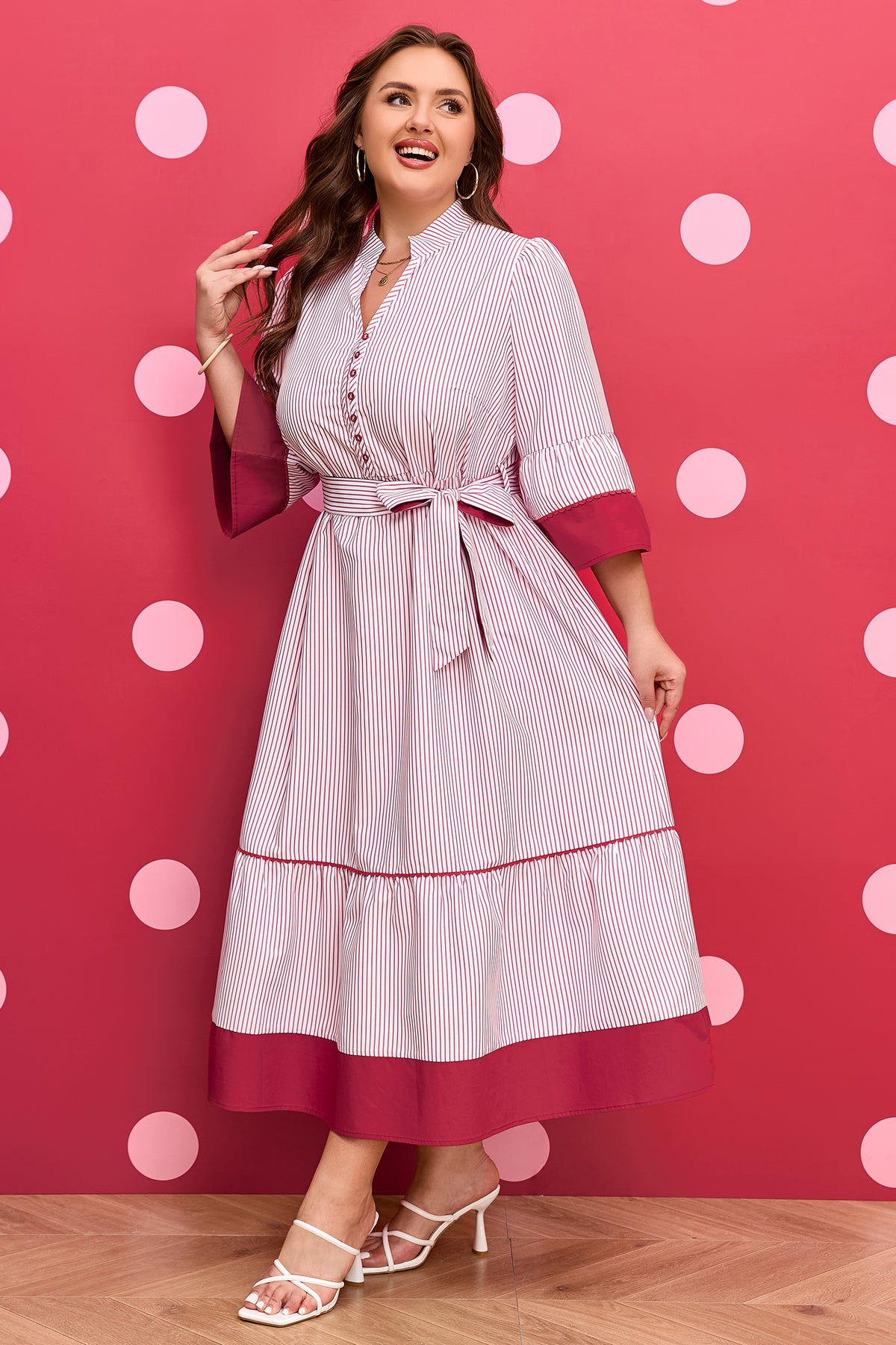 Robe maxi rayée, ceinture nouée, volants et col boutonné, manches trois-quarts