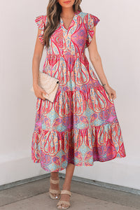 Robe mi-longue rose motif paisley, col en V, manches volantées, taille froncée, jupe étagée.