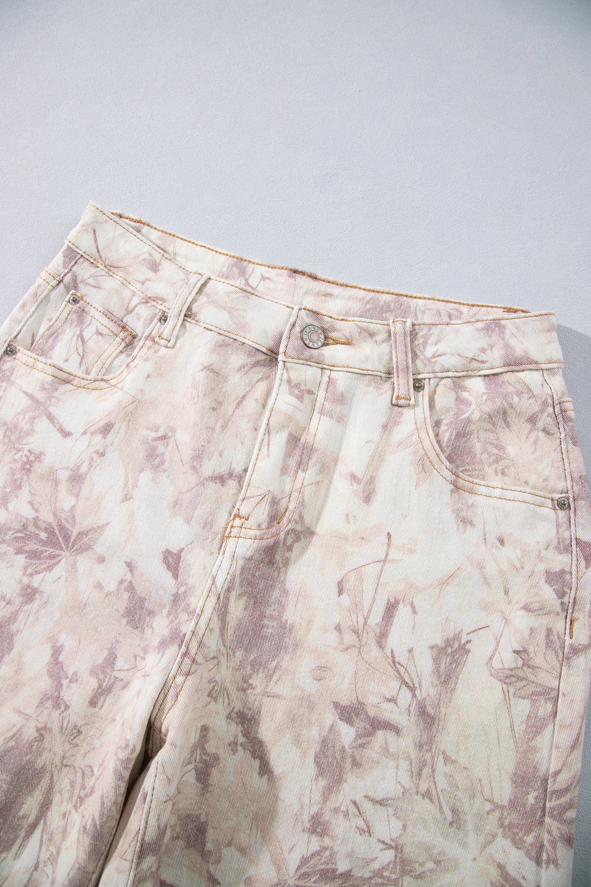 Jean femme imprimé camouflage beige/rose, taille à passants et bouton