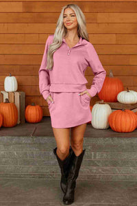 Ensemble pull demi-zip et mini jupe, rose, manches longues, coupe droite.