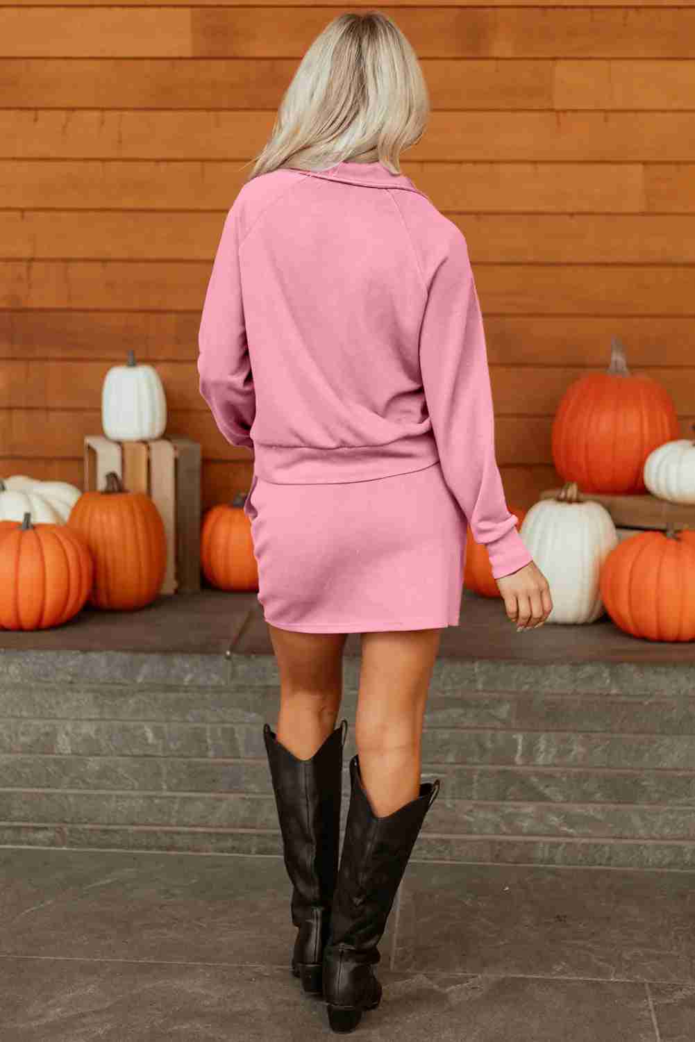 Ensemble pull demi-zip et mini jupe, rose, vue de dos, manches longues.