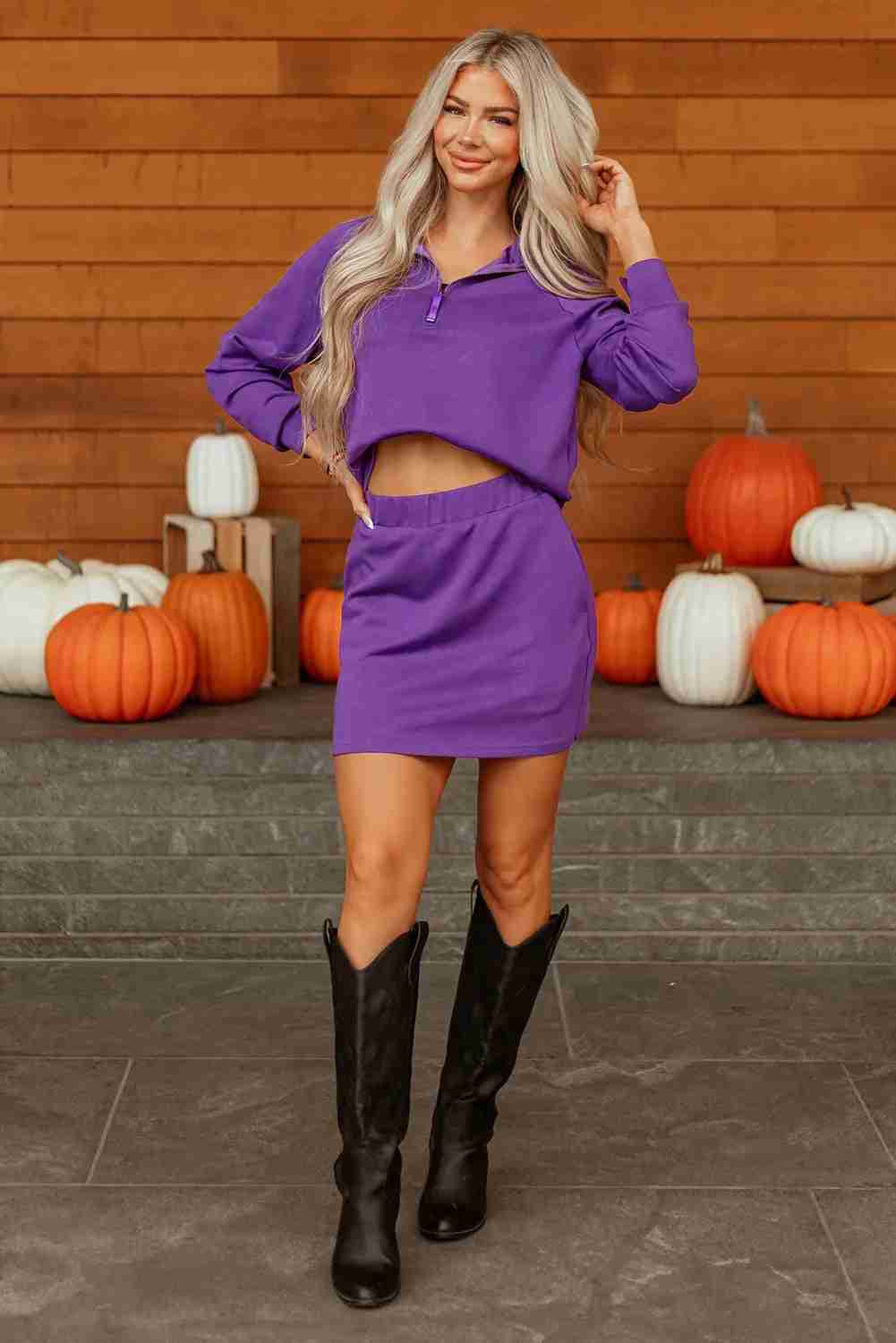 Ensemble pull demi-zip et mini jupe, violet, manches longues, taille marquée.