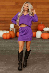 Ensemble pull demi-zip et mini jupe, violet, manches longues, taille marquée.
