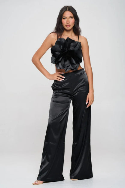 Ensemble top court et pantalon évasé satiné noir, grande fleur 3D noire sur le buste