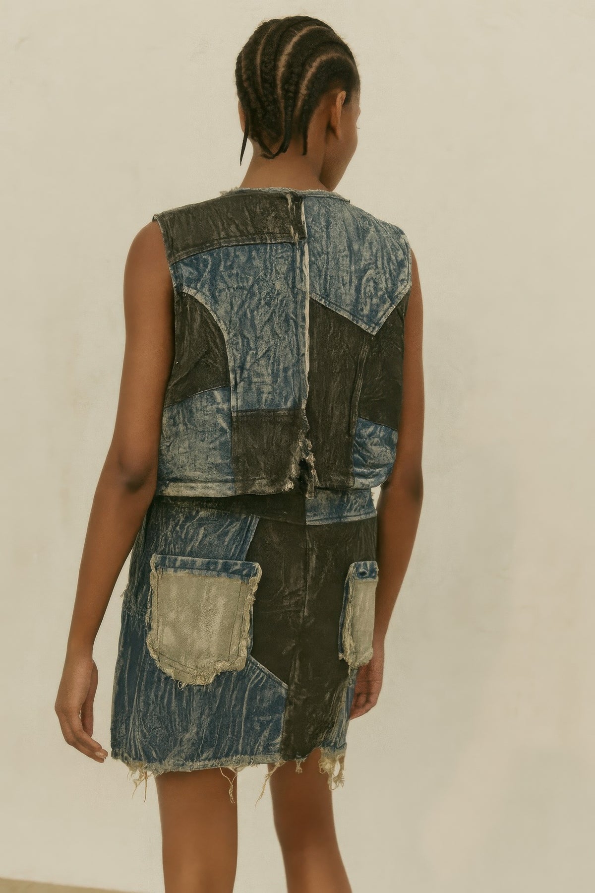Ensemble denim noir pour femme : gilet boutonné et mini jupe assortie – vue 2