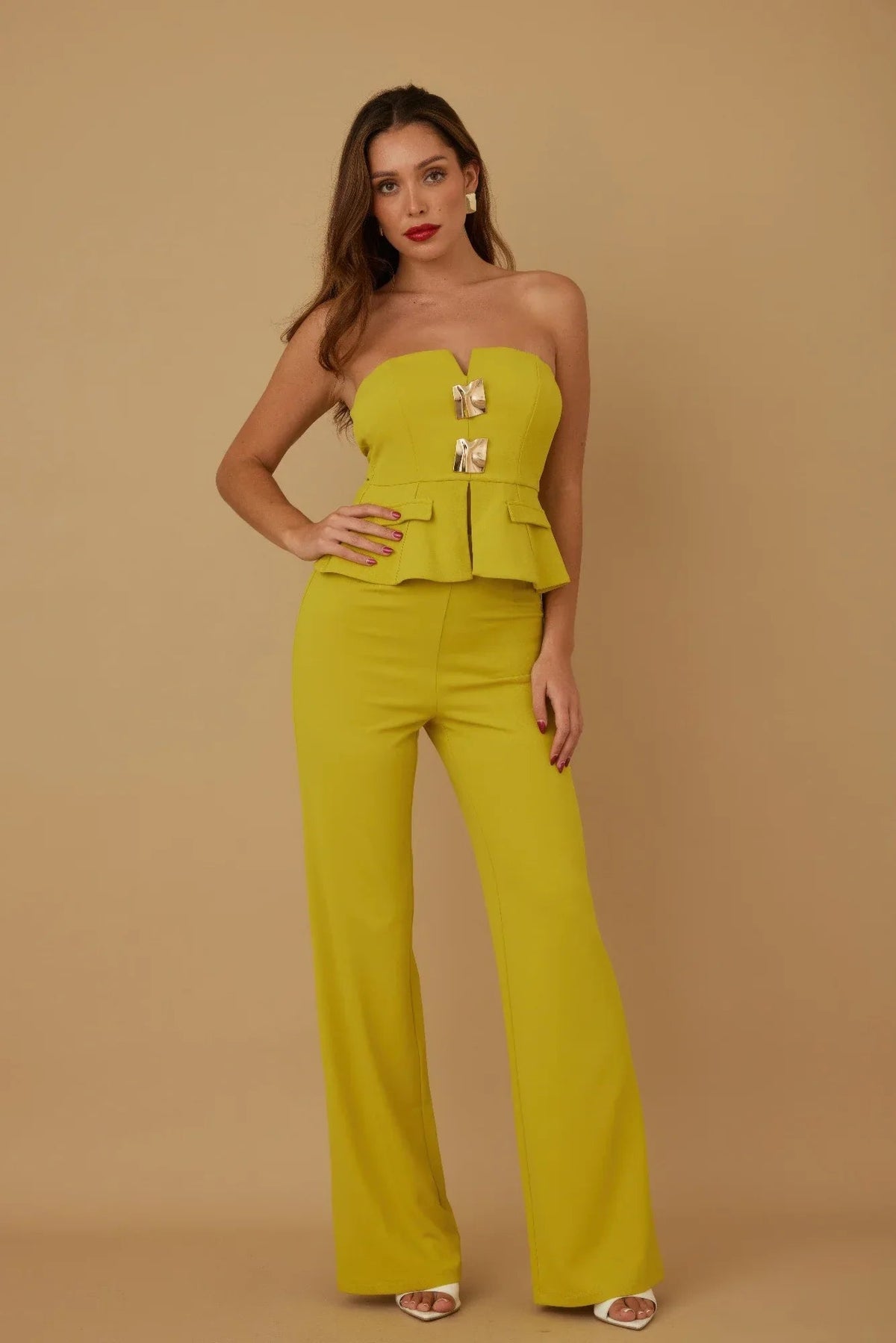 Ensemble deux pièces jaune : bustier froissé à volants et pantalon long évasé, doré au buste