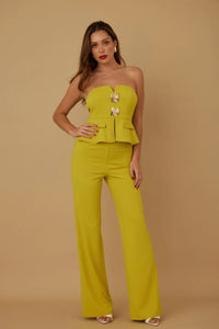 Ensemble deux pièces jaune : bustier froissé à volants et pantalon long évasé, doré au buste