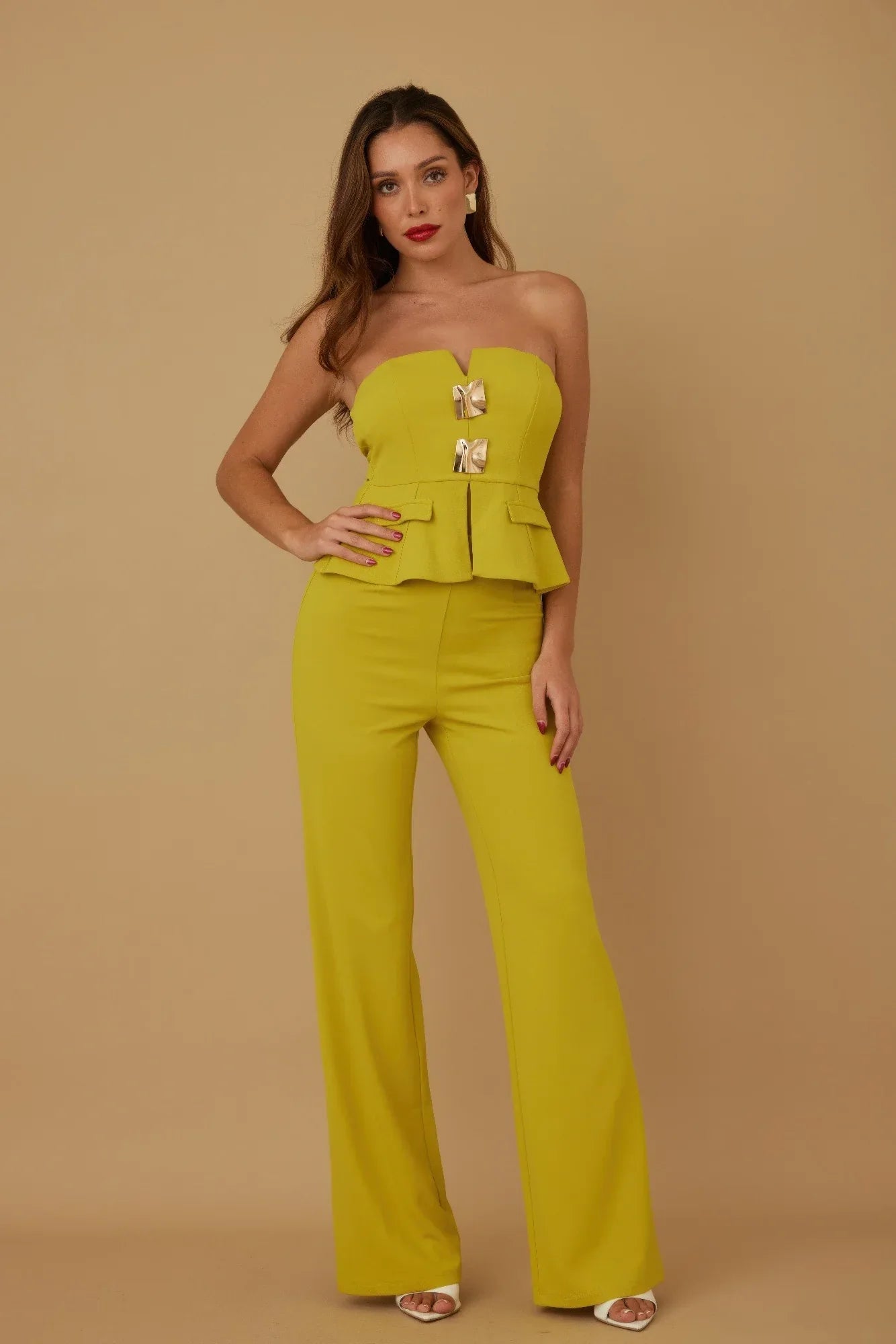Ensemble deux pièces jaune : bustier froissé à volants et pantalon long évasé, doré au buste