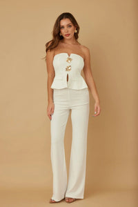 Ensemble deux pièces blanc : bustier froissé à volants et pantalon long évasé, décor doré