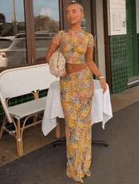 Ensemble en soie : top court à manches et pantalon long jaune fleuri multicolore