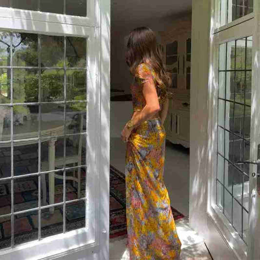 Ensemble soie Miao haut court et pantalon à fleurs multicolores, vue de profil