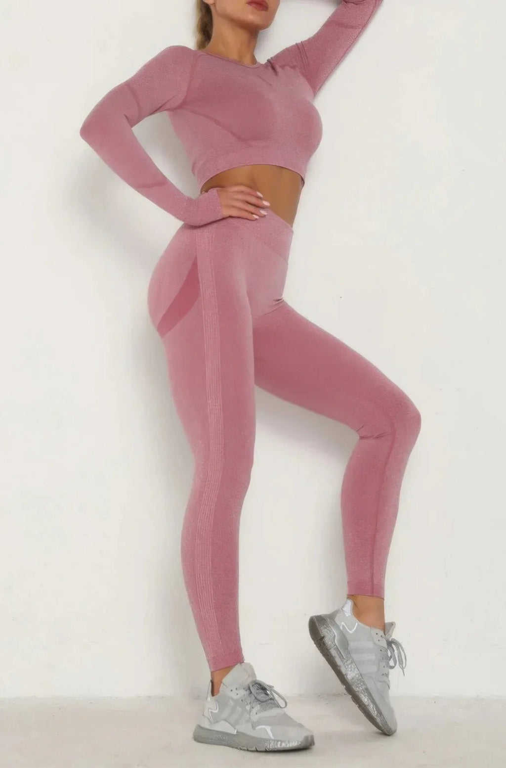 Ensemble haut court et leggings sans coutures, berry, bras levés