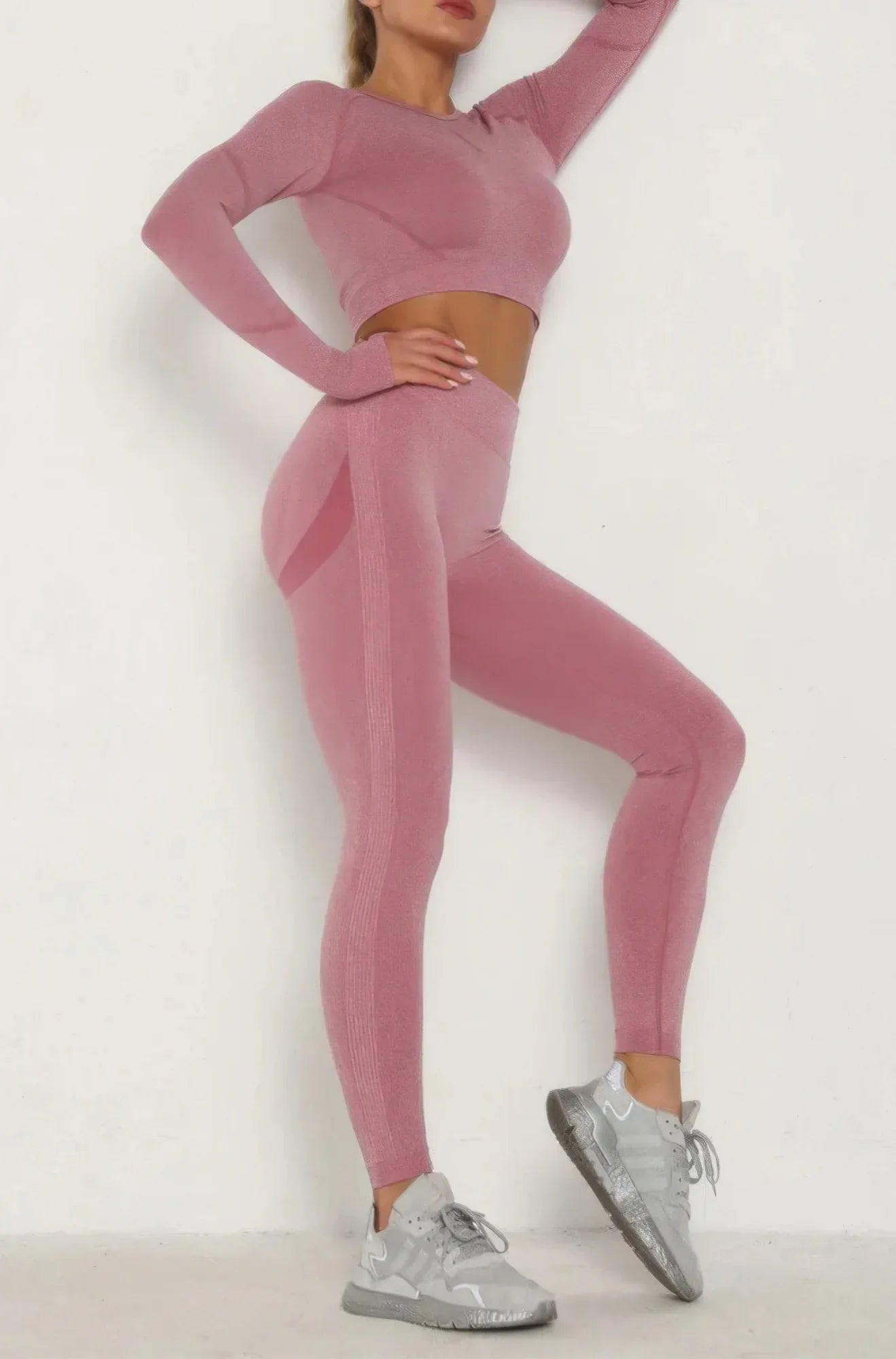 Ensemble haut court et leggings sans coutures, berry, bras levés