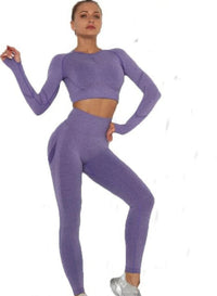 Ensemble haut court et leggings sans coutures, violet, pose bras écartés