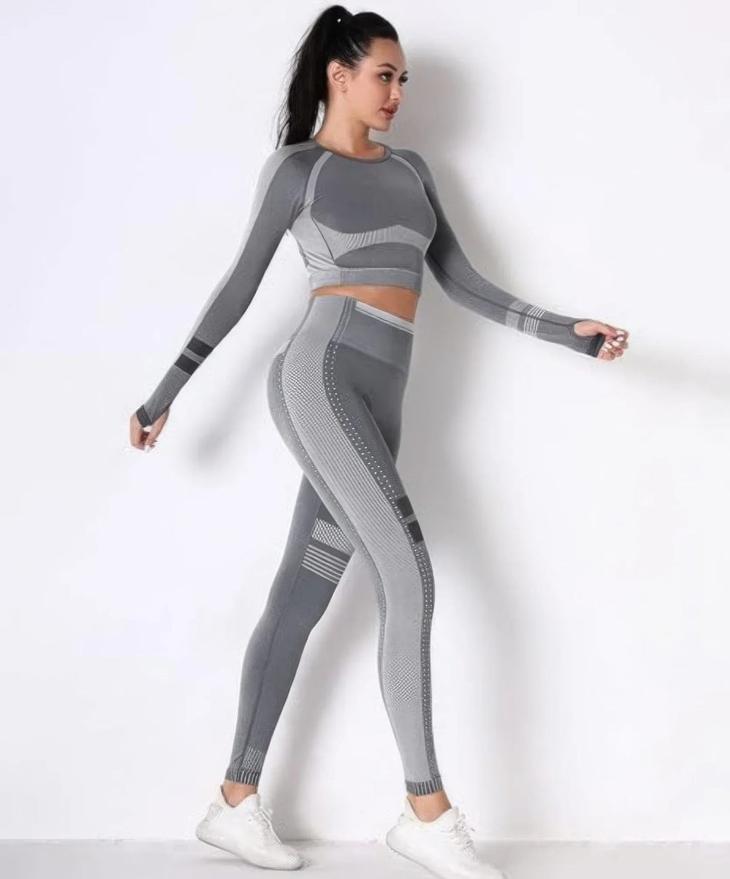 Ensemble yoga sans couture gris foncé : haut court et legging ajusté à empiècements
