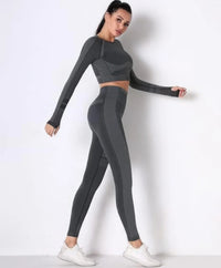 Ensemble yoga noir sans coutures: haut manches longues et legging avec bandes gris contrastées