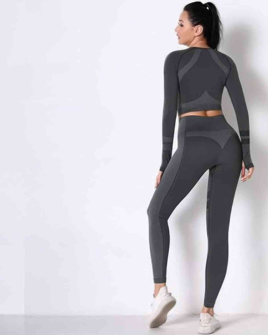 Ensemble yoga sans coutures: haut manches longues et legging long noirs, vue de dos