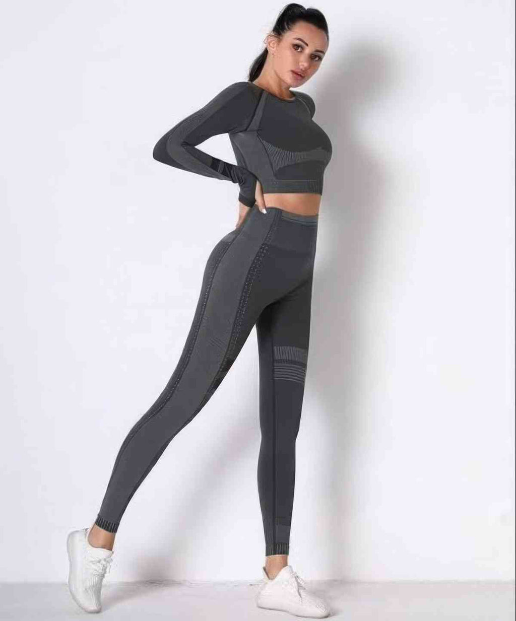Ensemble yoga sans coutures: haut manches longues noir à panneaux gris, legging long