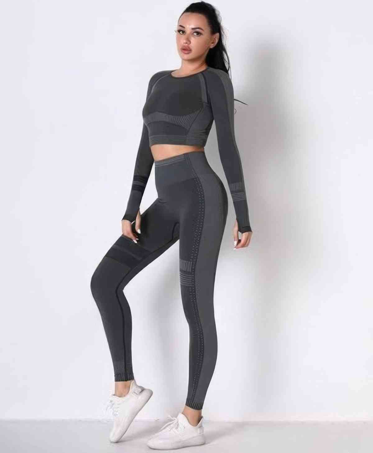Ensemble yoga noir sans coutures: crop top manches longues et legging ajusté à panneaux