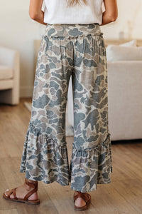 Pantalon ample camouflage gris et beige, taille élastique, bas avec volants