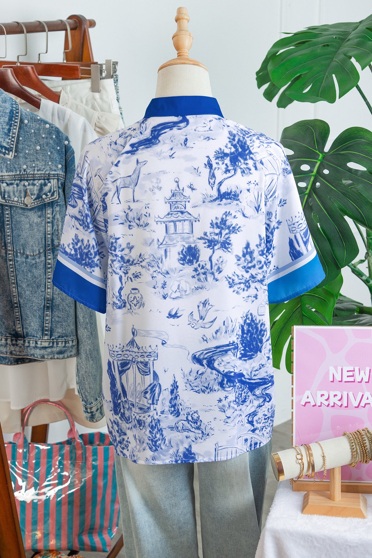 Haut femme dos imprimé bleu sur fond clair, bordure bleu contrastée, manches raglan.