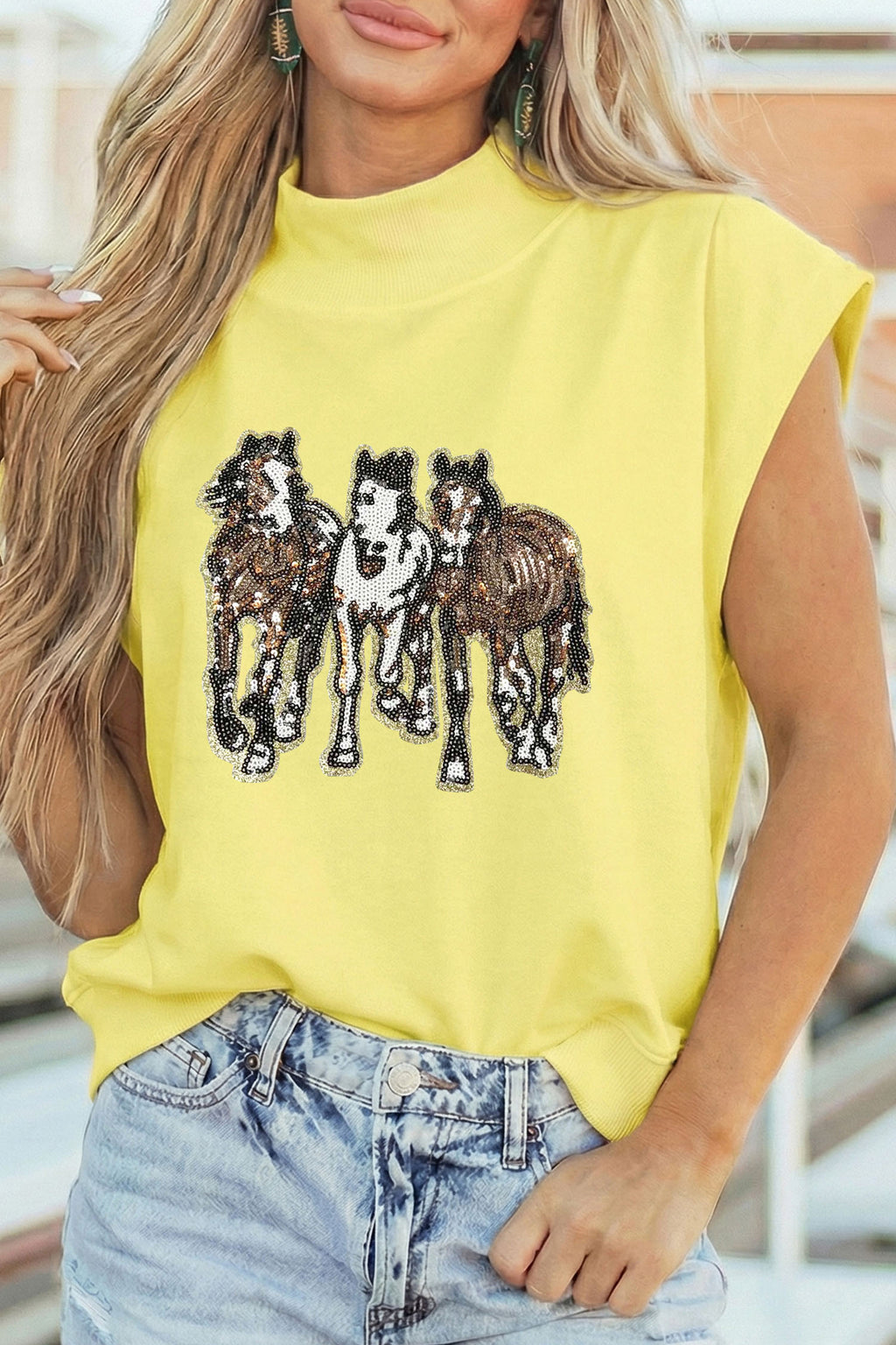 Tunique femme jaune sans manches, col montant, motif de sequins chevaux foncés.