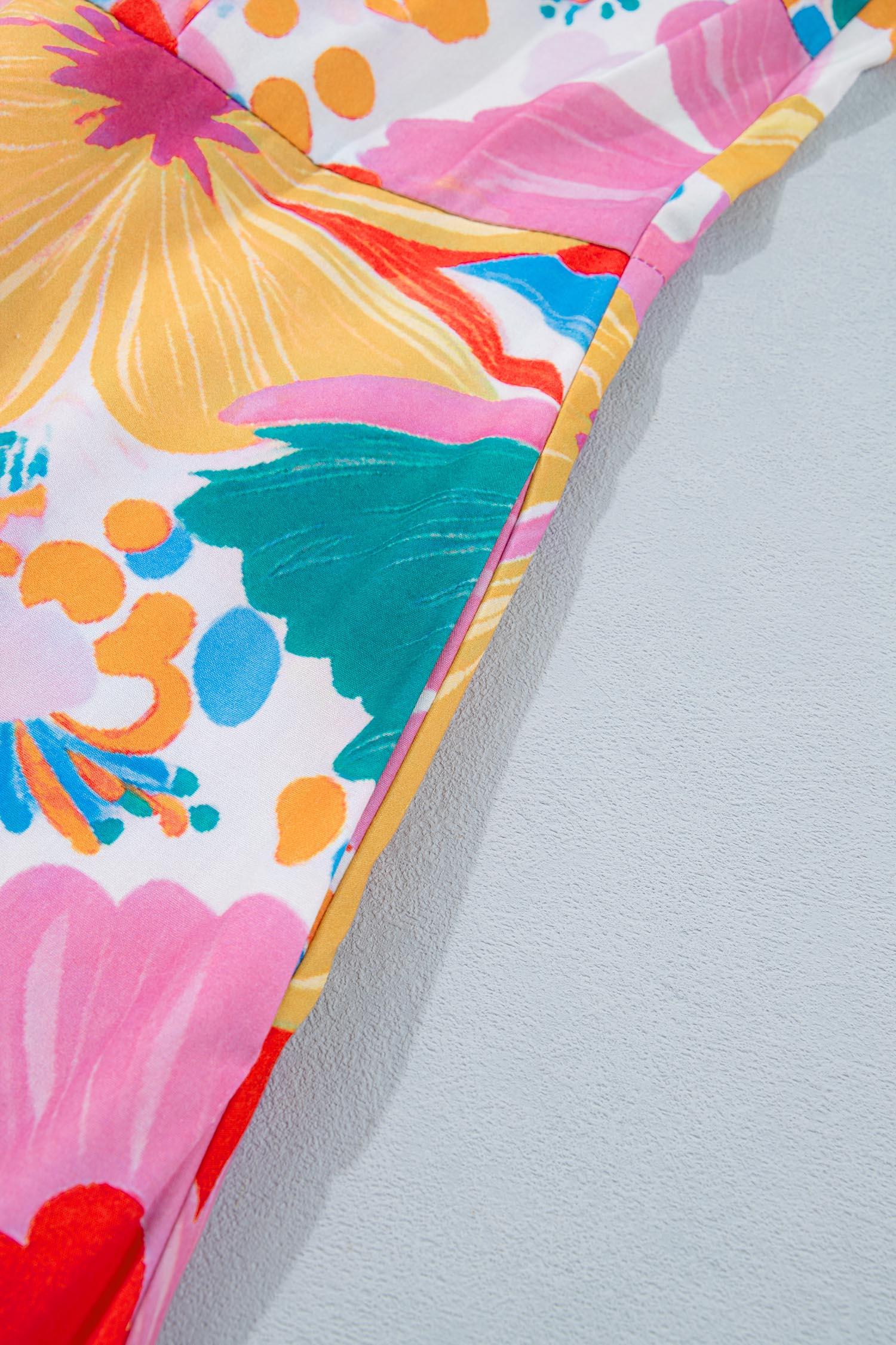 Robe fleurie : gros plan sur l’ourlet et le côté de l’imprimé multicolore.