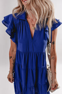 Robe midi bleue à encolure V, manches volantées et volants étagés.