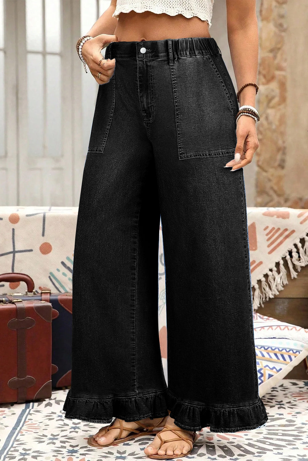 Pantalon jean noir ample, taille élastique, coutures verticales et ourlet volanté