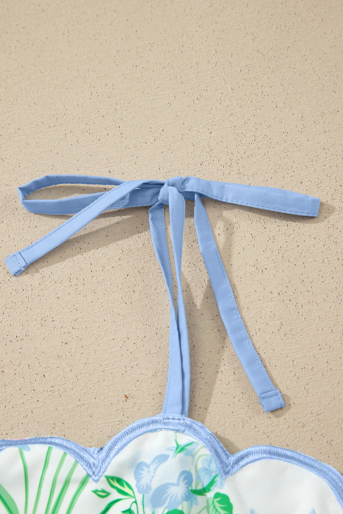 Bretelles de robe nouées, bordure bleu clair, imprimé floral sur fond clair