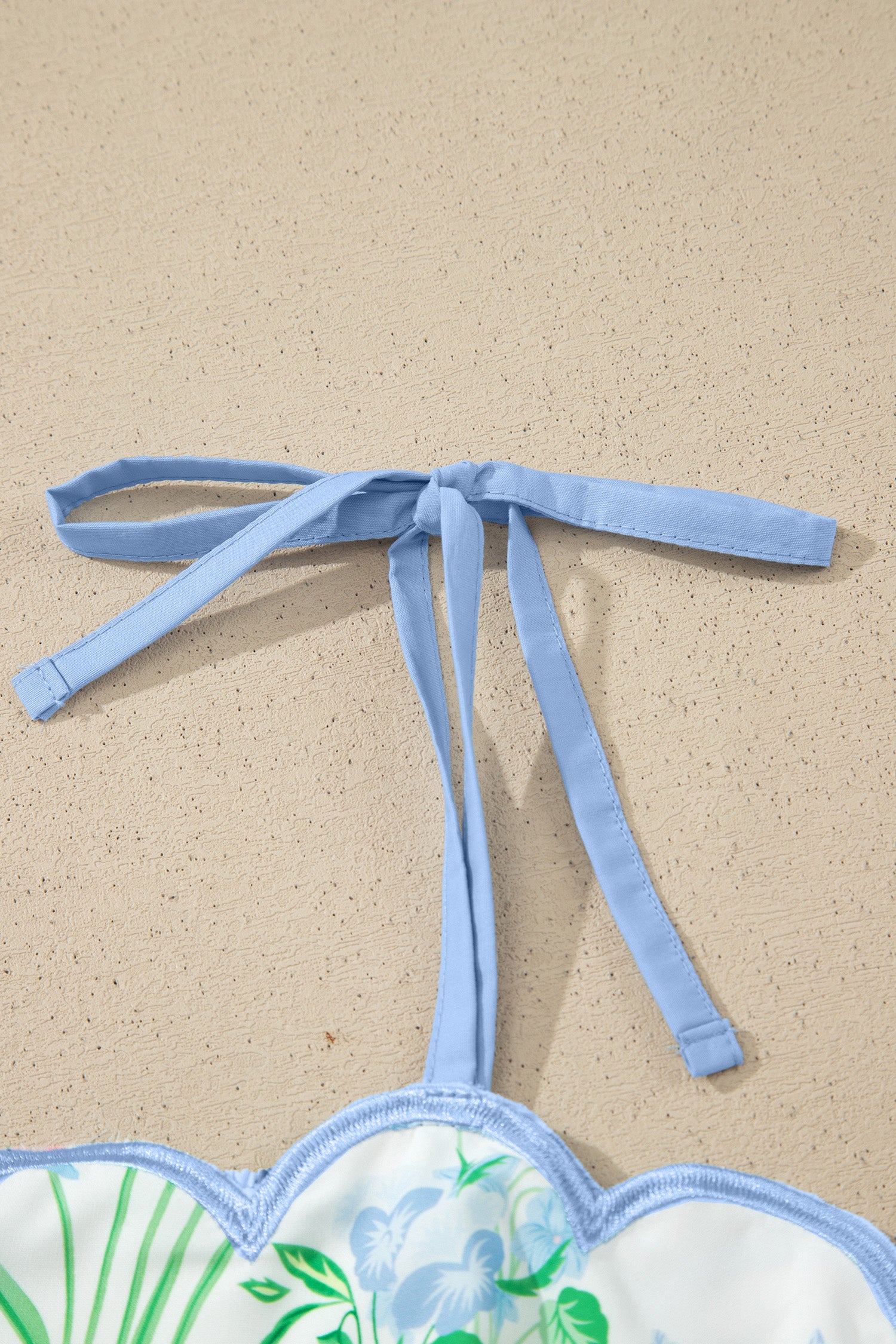 Bretelles de robe nouées, bordure bleu clair, imprimé floral sur fond clair