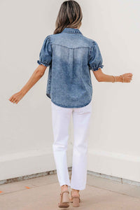 Chemisier en denim bleu, vue dos, manches bouffantes et rangée de boutons.
