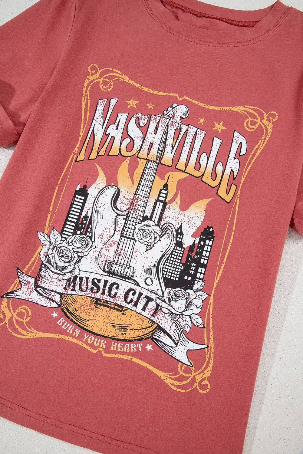 T-shirt rouge mineral avec motif Nashville Music City, guitare et fleurs en illustration