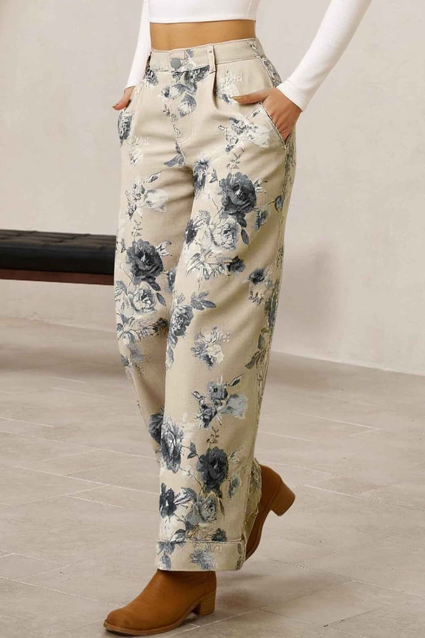 Jean Élégant à Imprimé Floral Beige