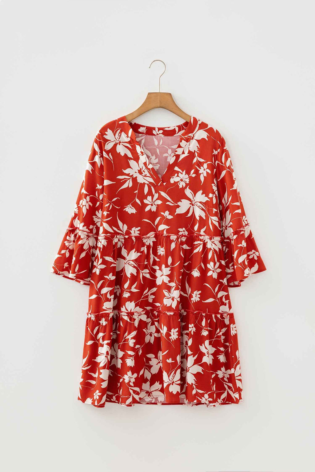 Robe mini rouge à fleurs, manches trois-quarts évasées, sur cintre