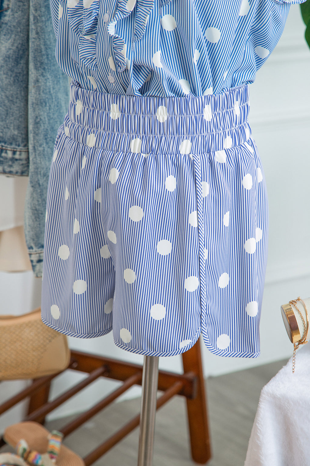 Combishort à taille haute bleu ciel à pois blancs, volants, jambes bouffantes