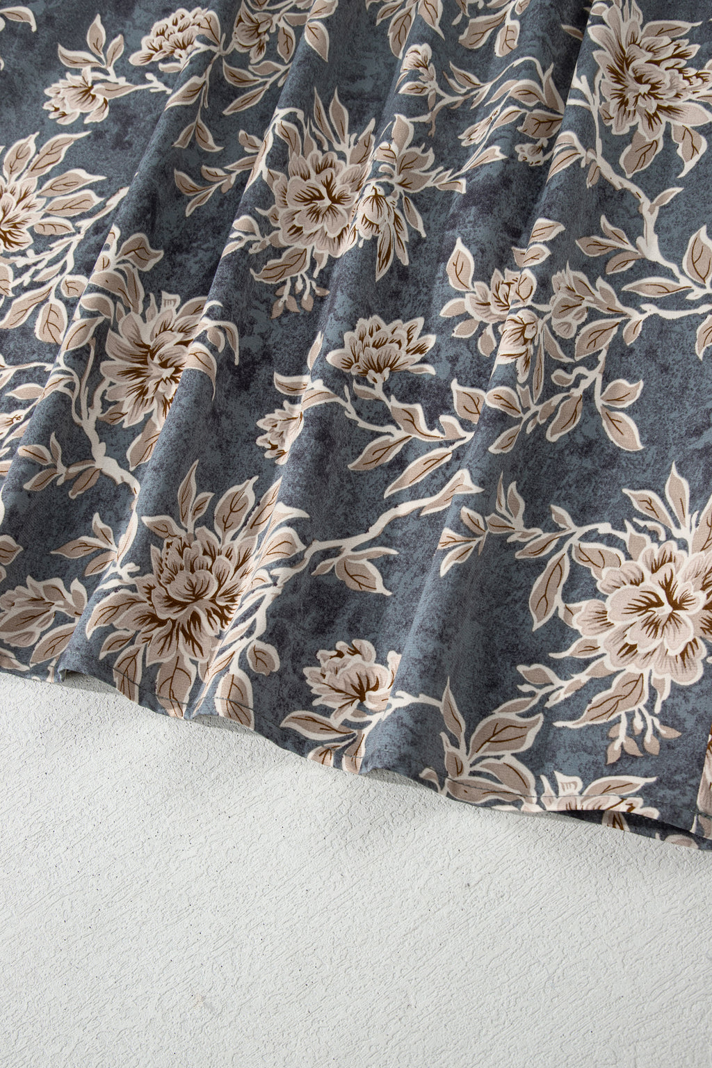 Robe bleu-gris à motif floral beige, tissu texturé