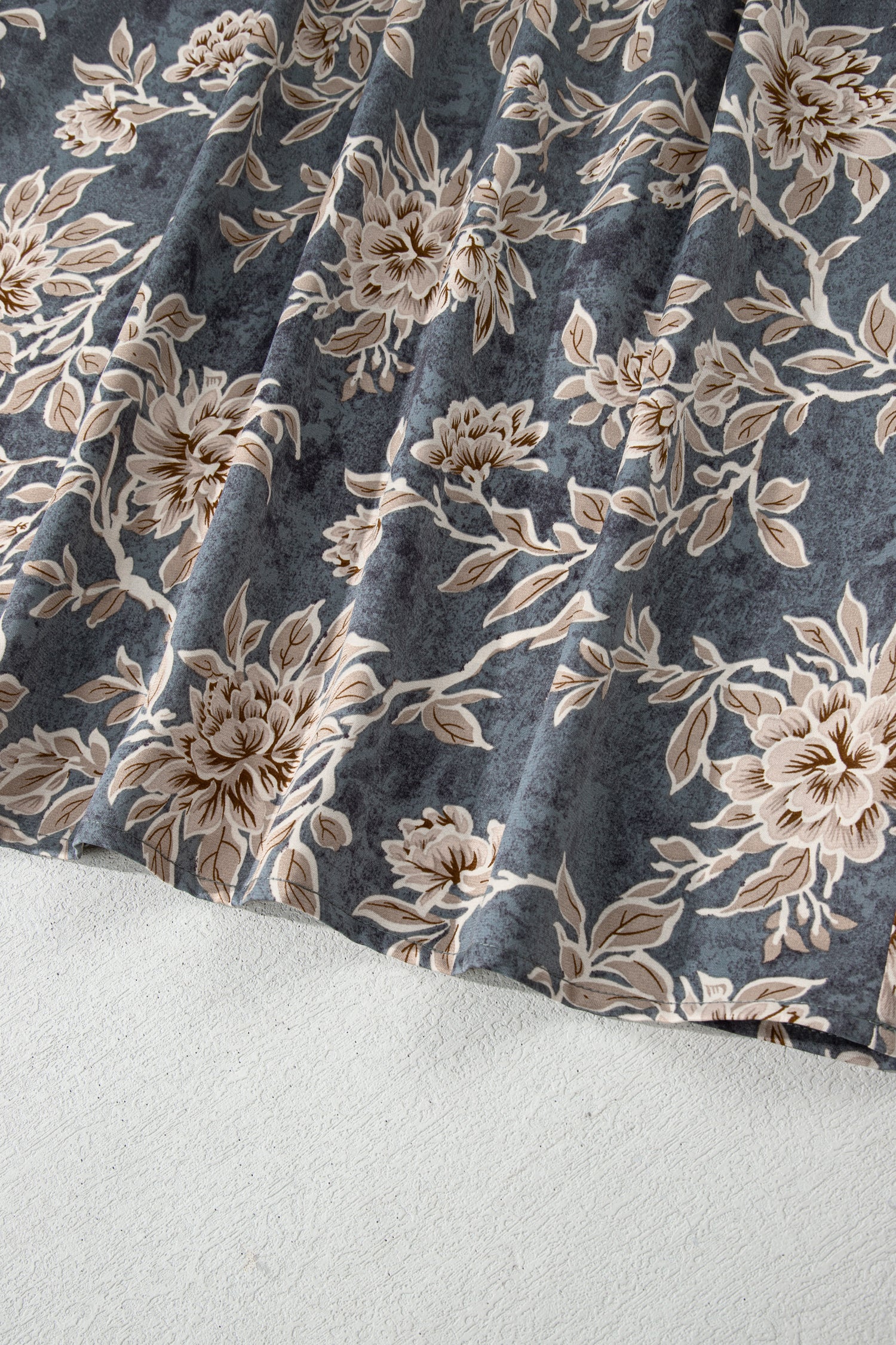 Robe bleu-gris à motif floral beige, tissu texturé