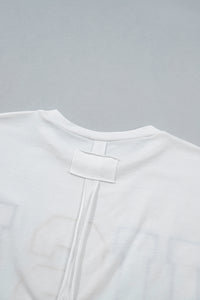 Encolure ronde du t-shirt blanc, étiquette et couture dans le haut du dos.