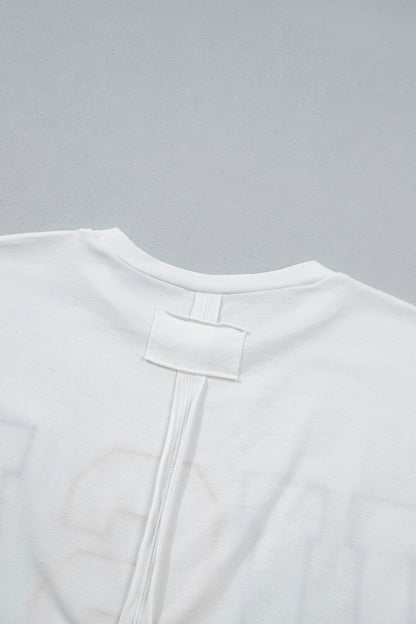 Encolure ronde du t-shirt blanc, étiquette et couture dans le haut du dos.