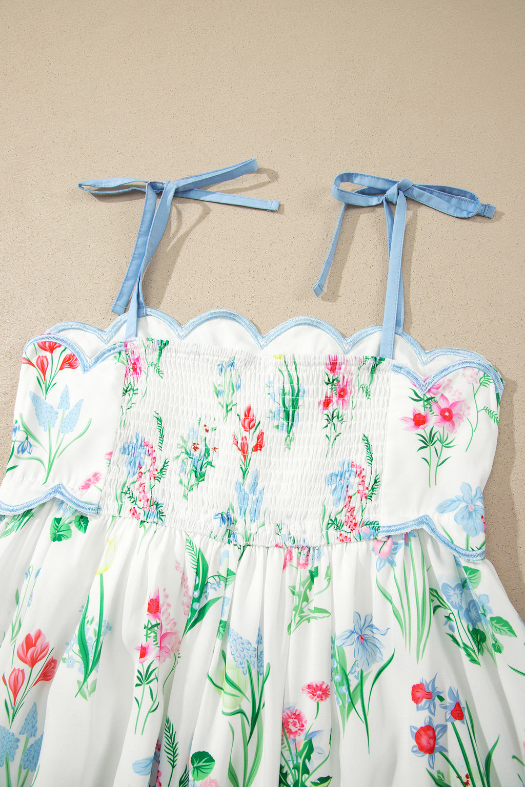 Buste froncé de robe à bretelles nouées, bordure bleu clair, imprimé floral