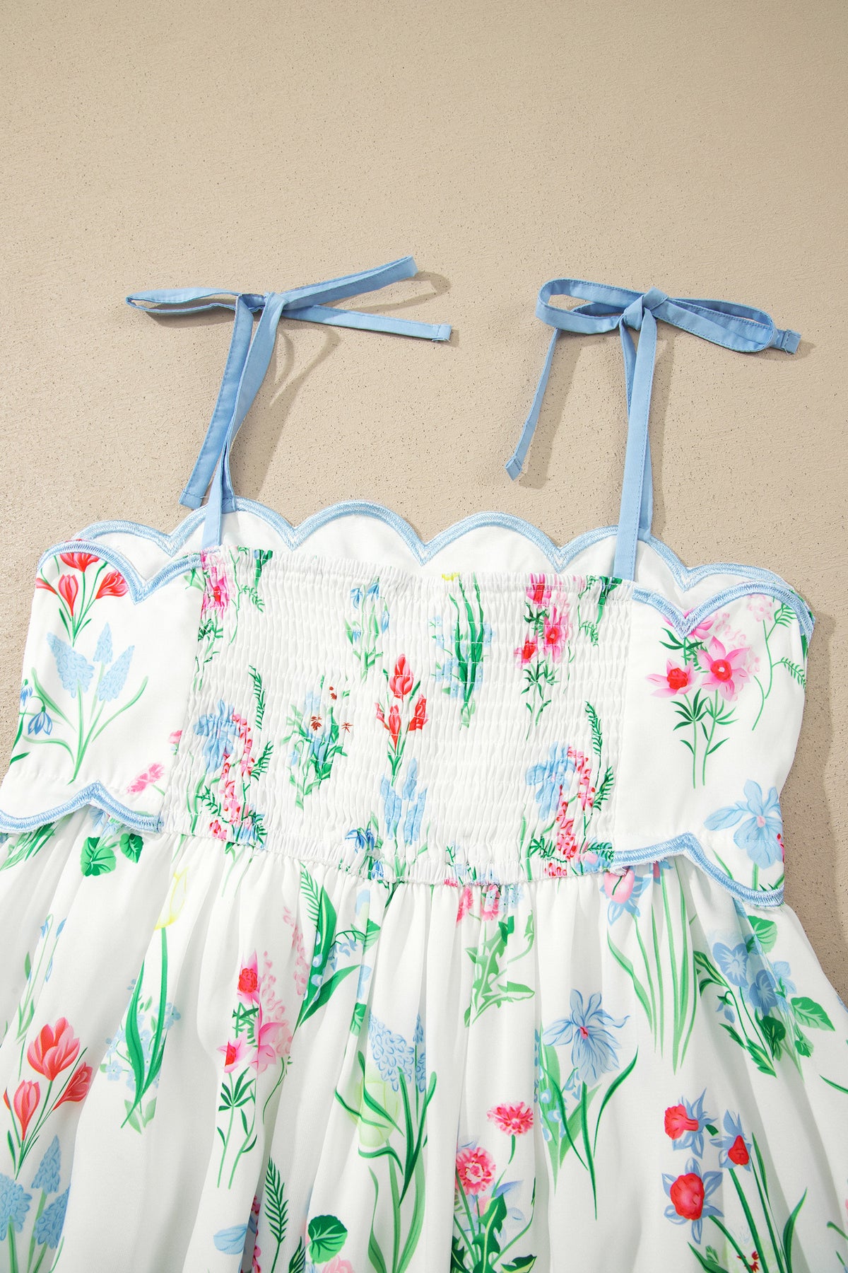 Buste froncé de robe à bretelles nouées, bordure bleu clair, imprimé floral
