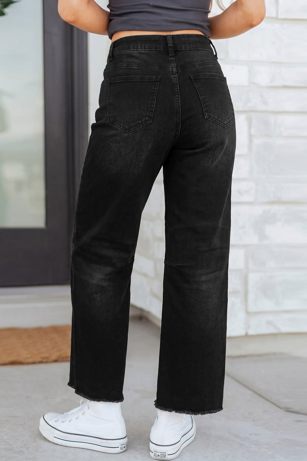 Jean droit taille haute noir, vue arrière, poches plaquées et surpiqûres apparentes